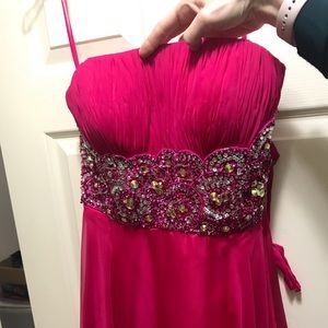 Worn once. I’m 5’6” and wore 2 inch heels.